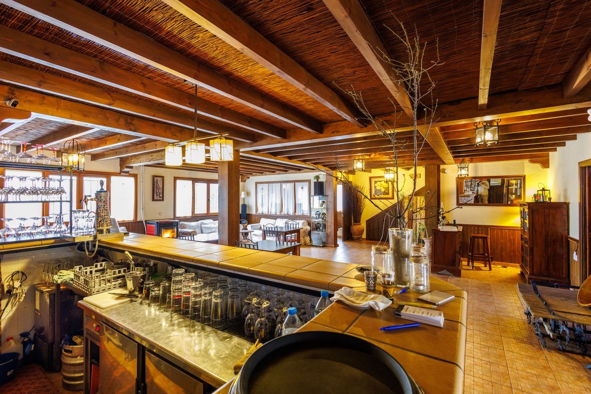 9 Bed Bed and Breakfast in Villanueva de Tapia