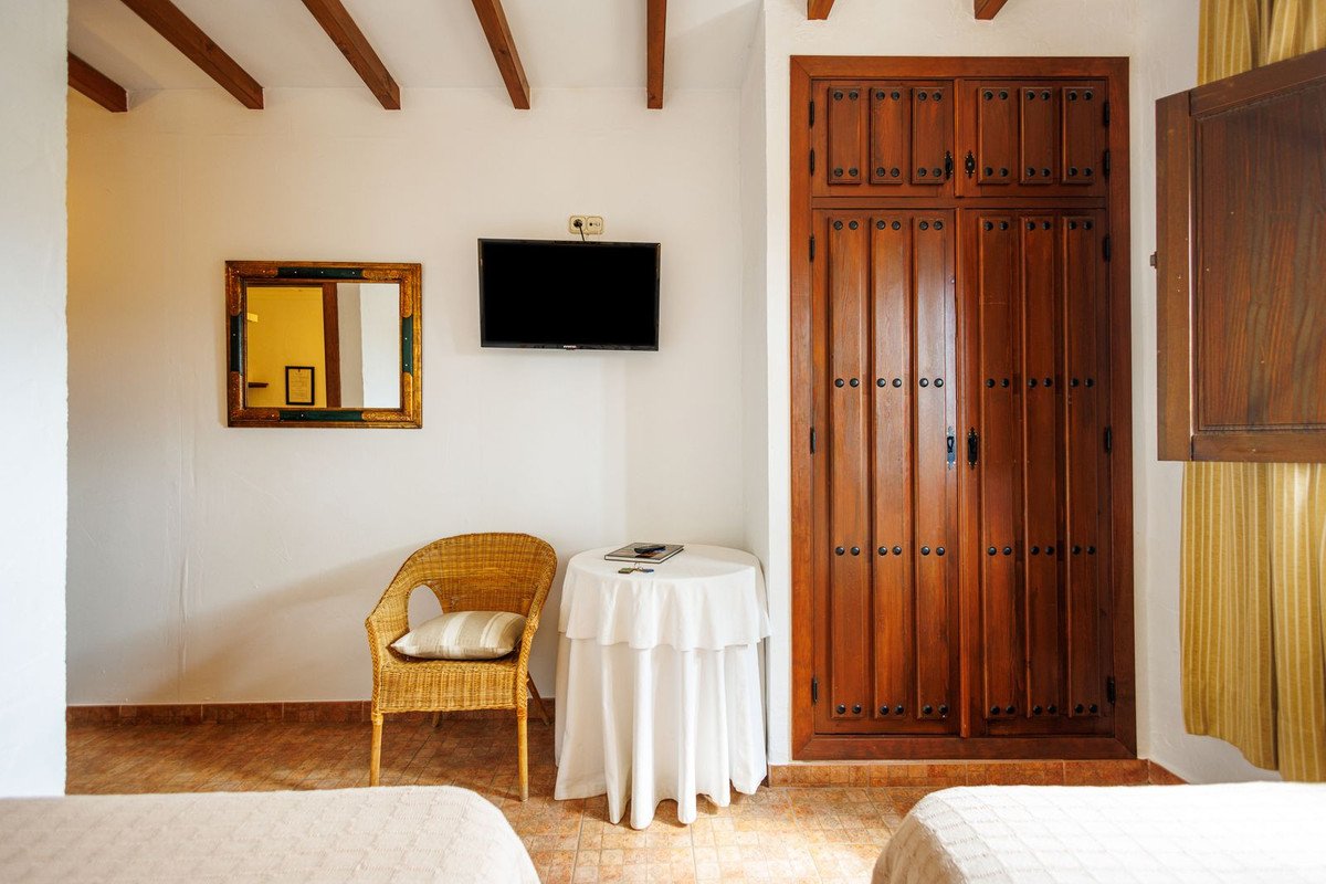 9 Bed Bed and Breakfast in Villanueva de Tapia