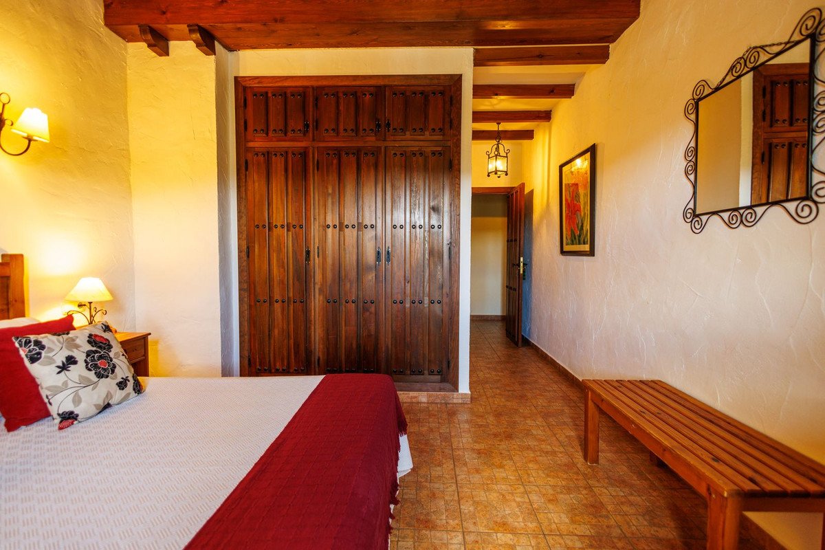 9 Bed Bed and Breakfast in Villanueva de Tapia