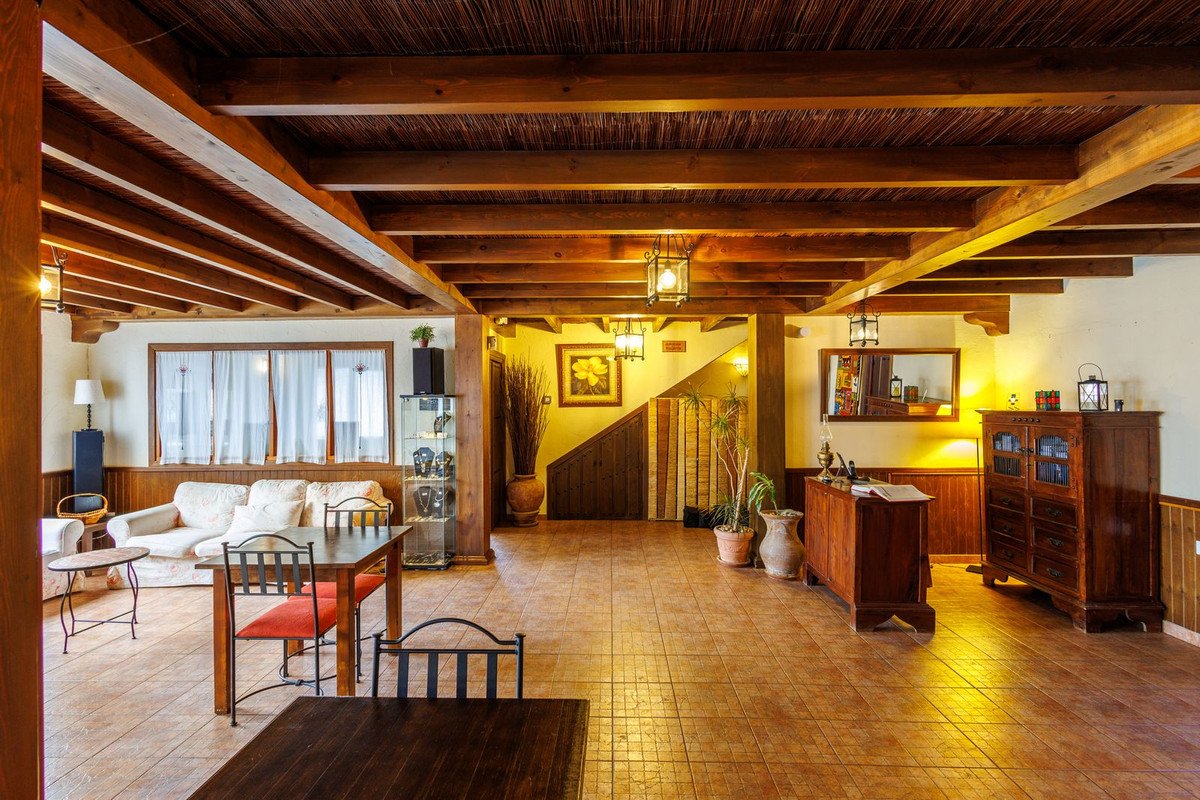 9 Bed Bed and Breakfast in Villanueva de Tapia