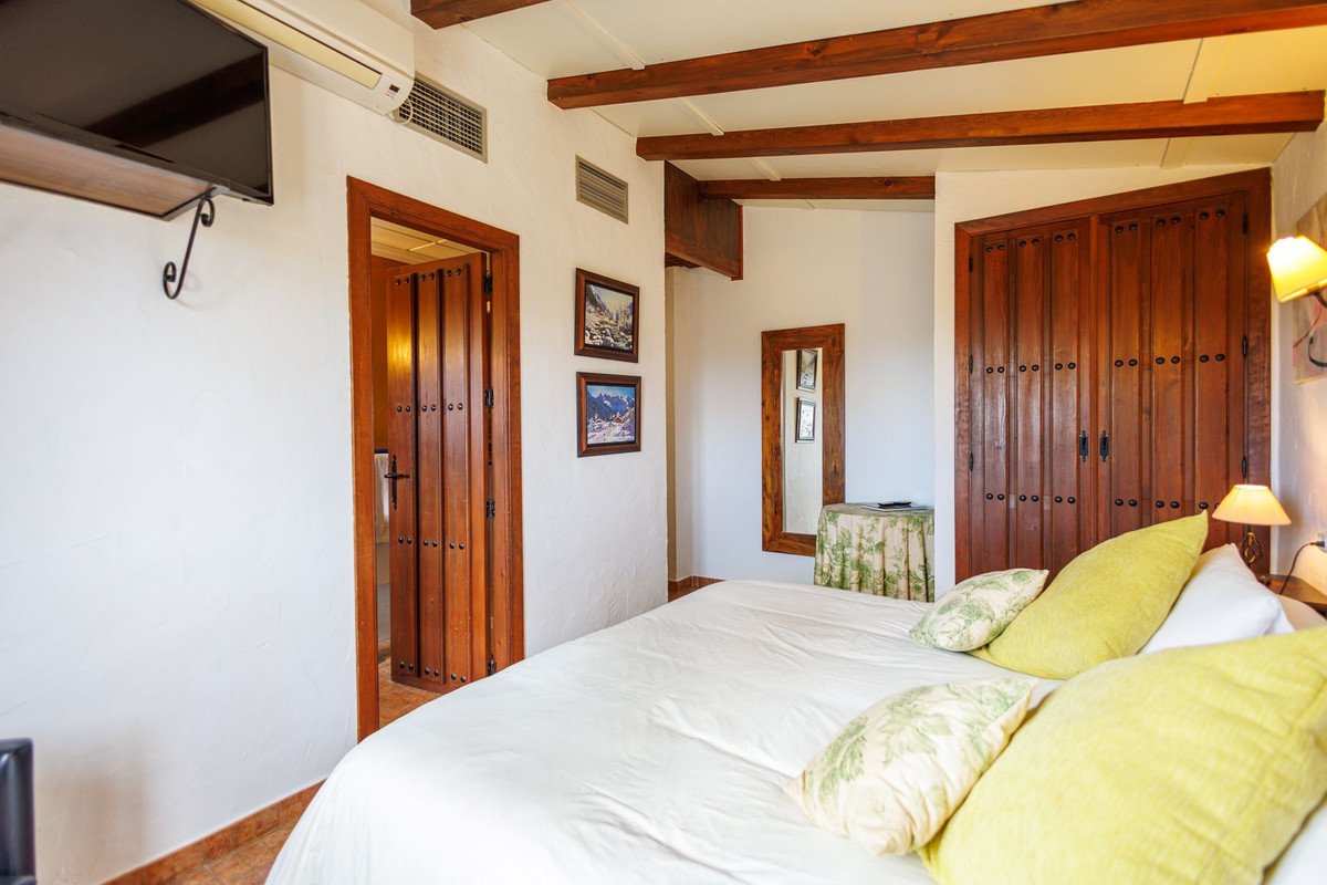 9 Bed Bed and Breakfast in Villanueva de Tapia