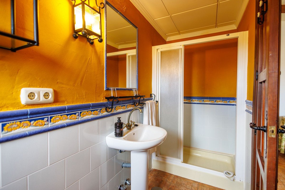9 Bed Bed and Breakfast in Villanueva de Tapia