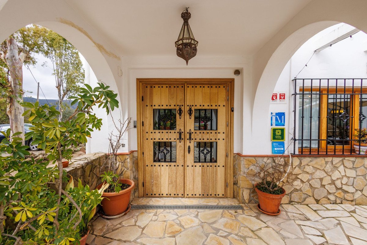 9 Bed Bed and Breakfast in Villanueva de Tapia
