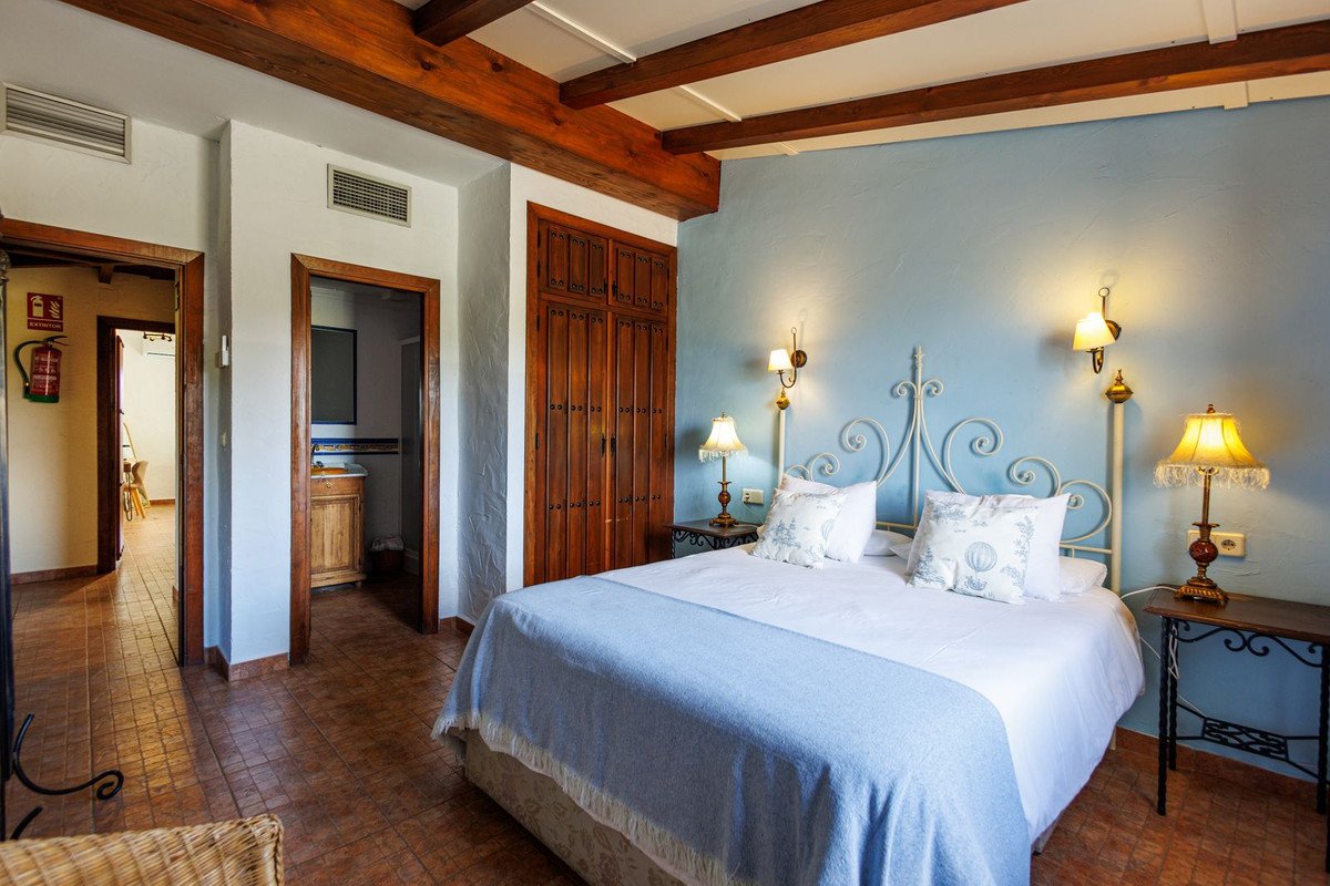 9 Bed Bed and Breakfast in Villanueva de Tapia