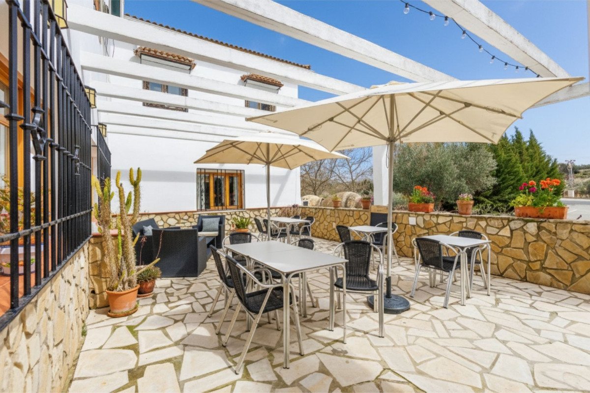 9 Bed Bed and Breakfast in Villanueva de Tapia