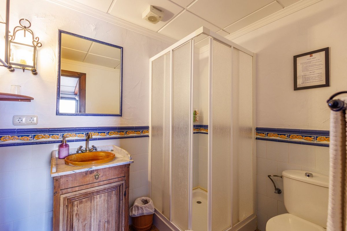 9 Bed Bed and Breakfast in Villanueva de Tapia