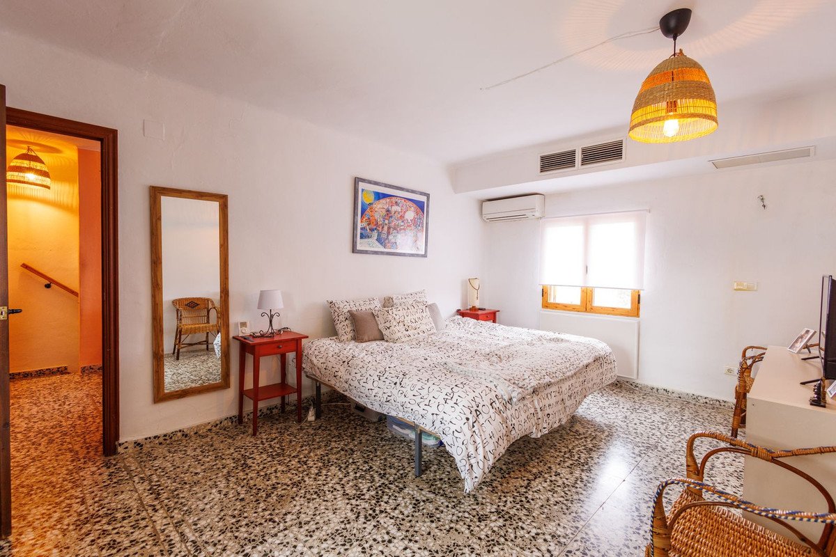 9 Bed Bed and Breakfast in Villanueva de Tapia