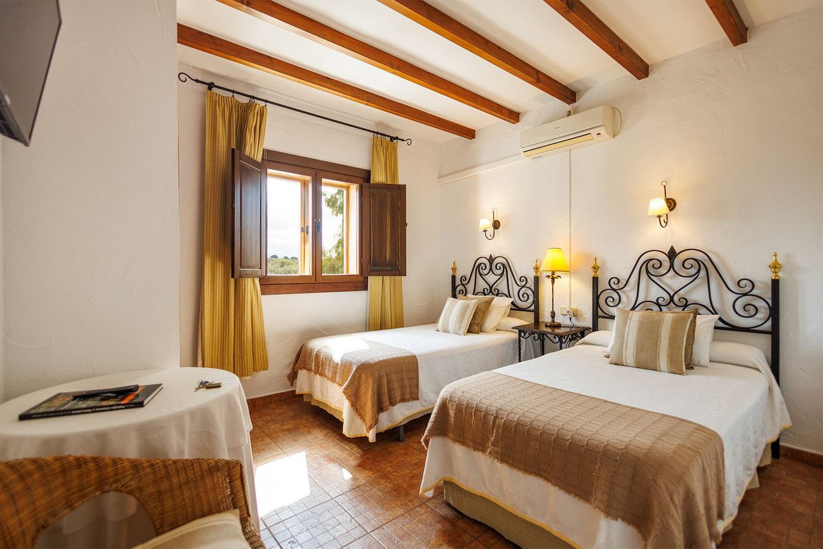 9 Bed Bed and Breakfast in Villanueva de Tapia