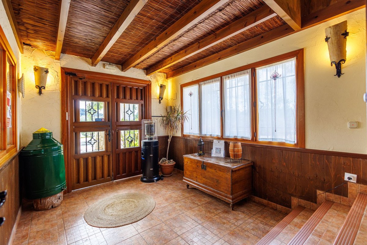 9 Bed Bed and Breakfast in Villanueva de Tapia