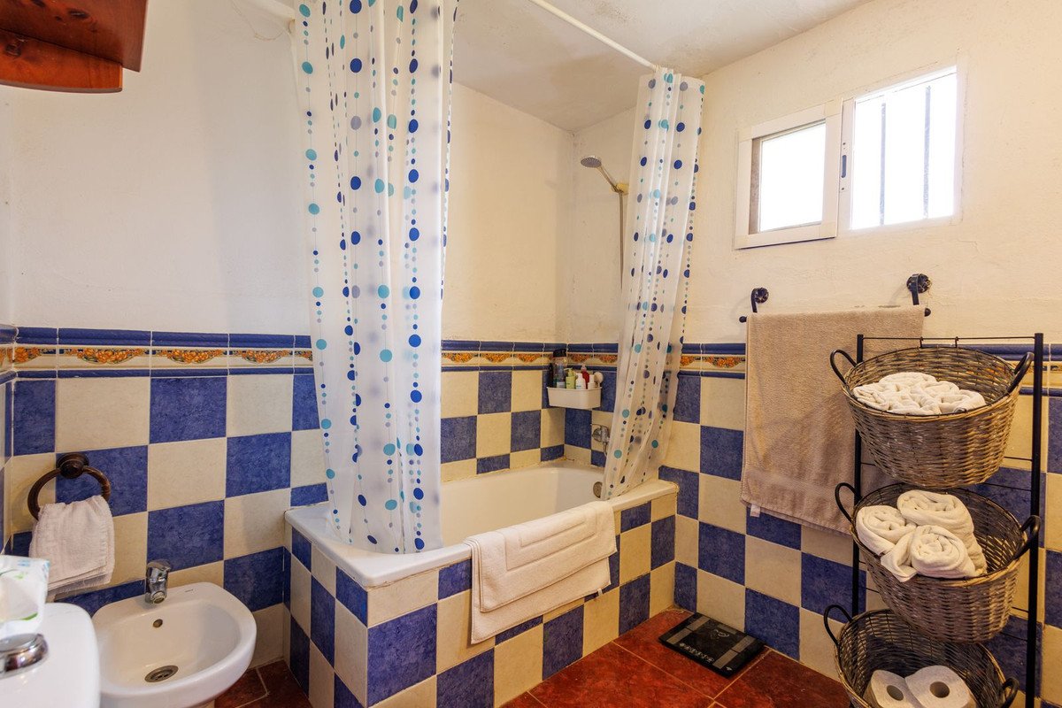 9 Bed Bed and Breakfast in Villanueva de Tapia