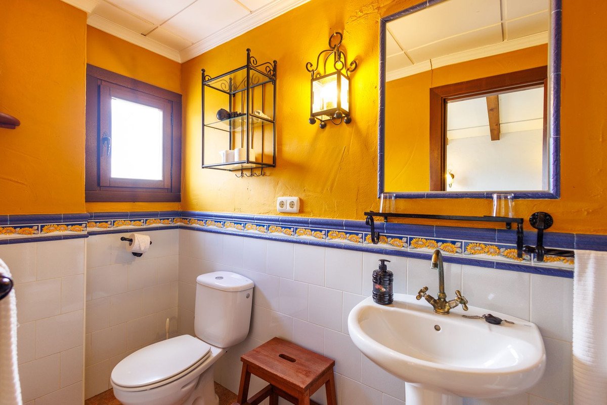 9 Bed Bed and Breakfast in Villanueva de Tapia
