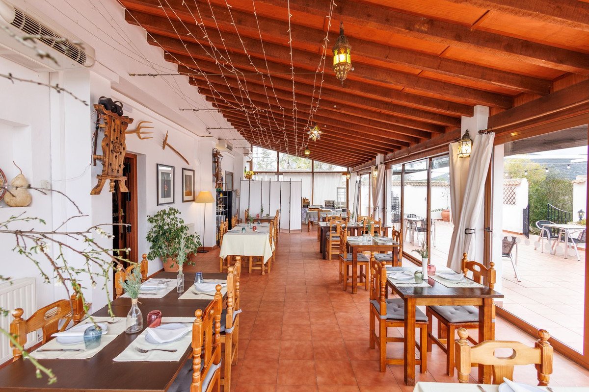 9 Bed Bed and Breakfast in Villanueva de Tapia