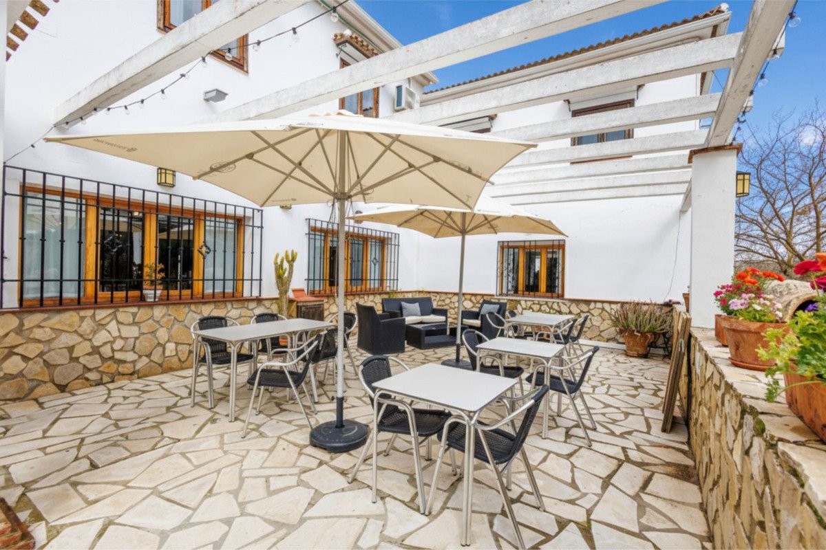 9 Bed Bed and Breakfast in Villanueva de Tapia