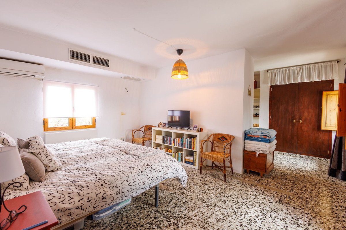 9 Bed Bed and Breakfast in Villanueva de Tapia