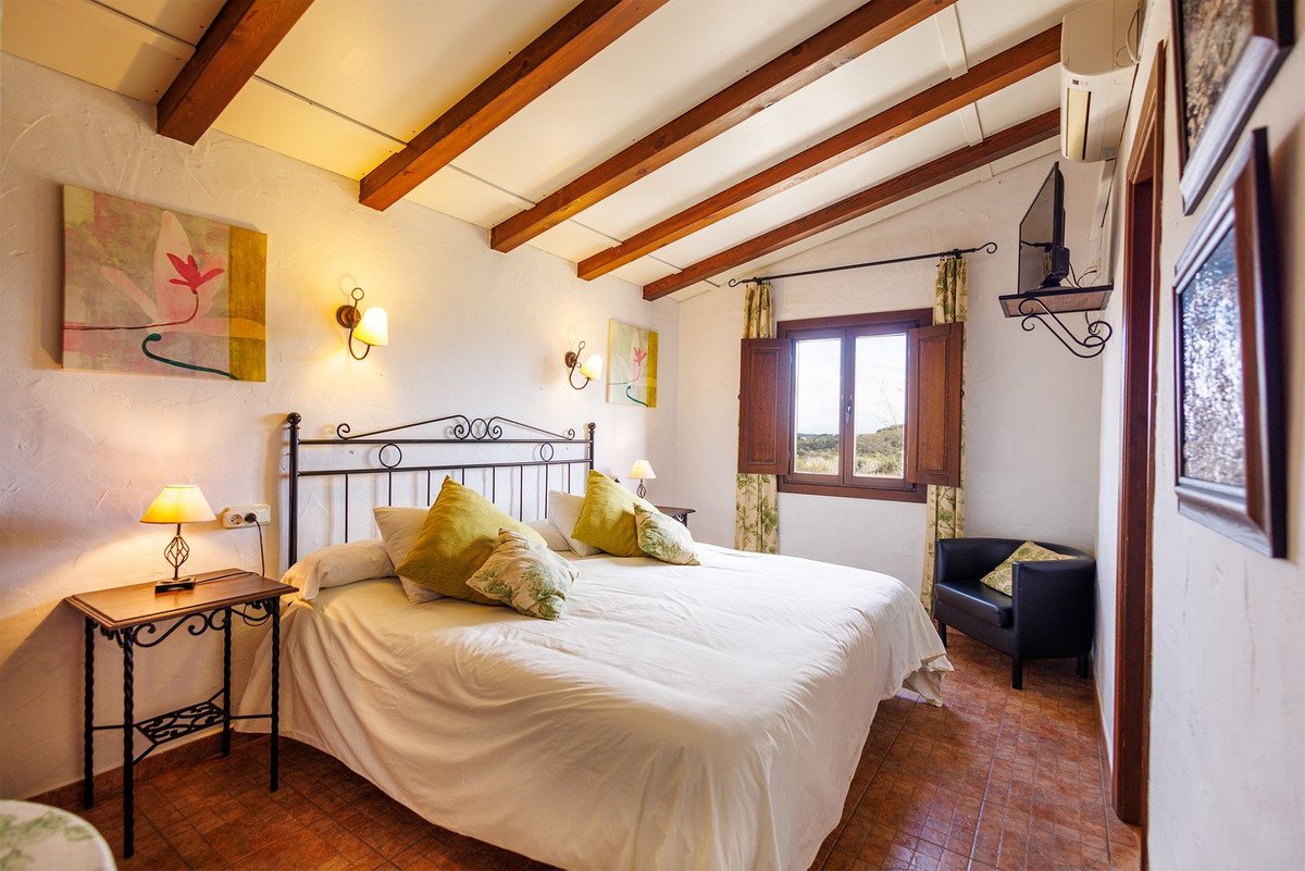 9 Bed Bed and Breakfast in Villanueva de Tapia
