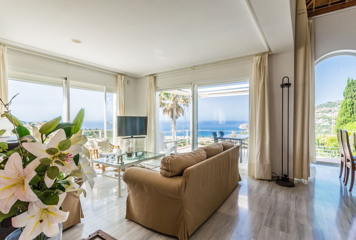 4 Bed Detached Villa in La Herradura