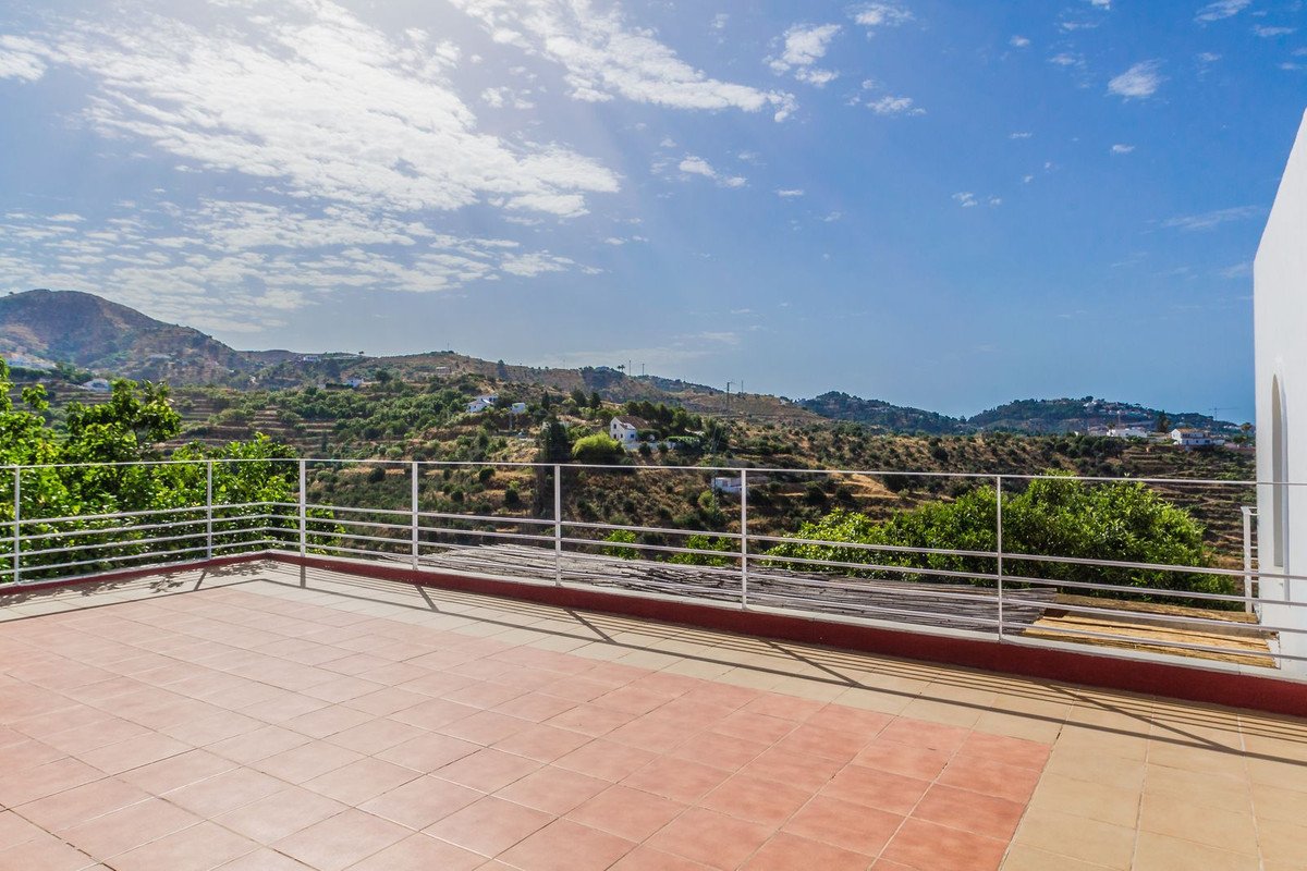 4 Bed Detached Villa in La Herradura