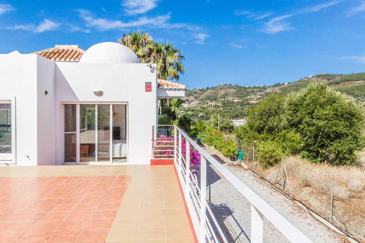 4 Bed Detached Villa in La Herradura