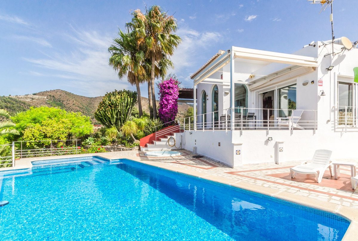 4 Bed Detached Villa in La Herradura