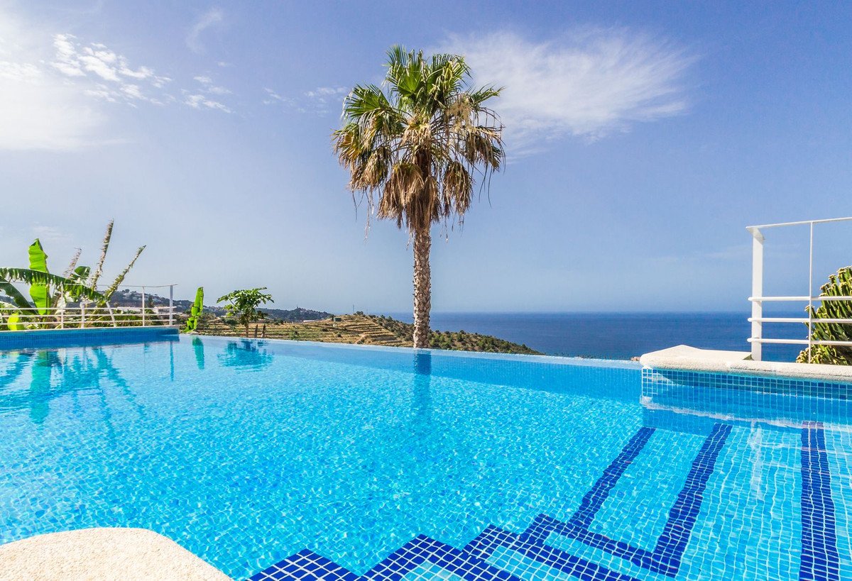 4 Bed Detached Villa in La Herradura