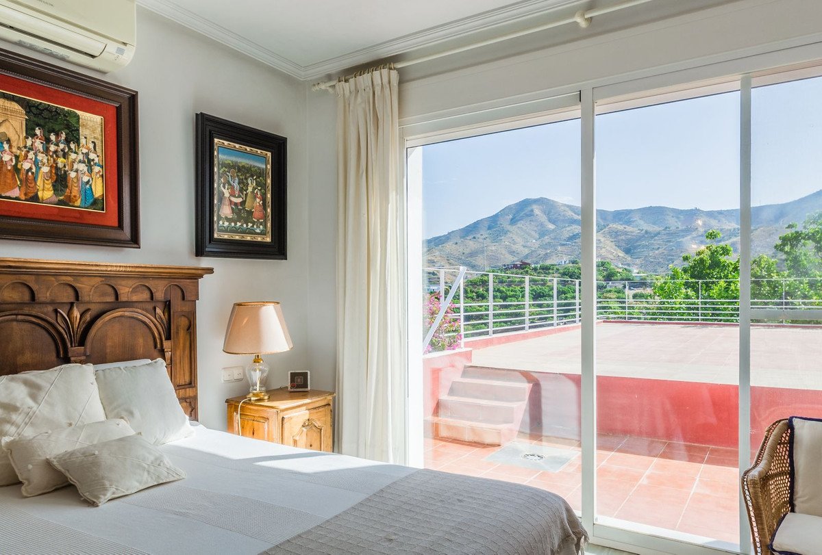 4 Bed Detached Villa in La Herradura