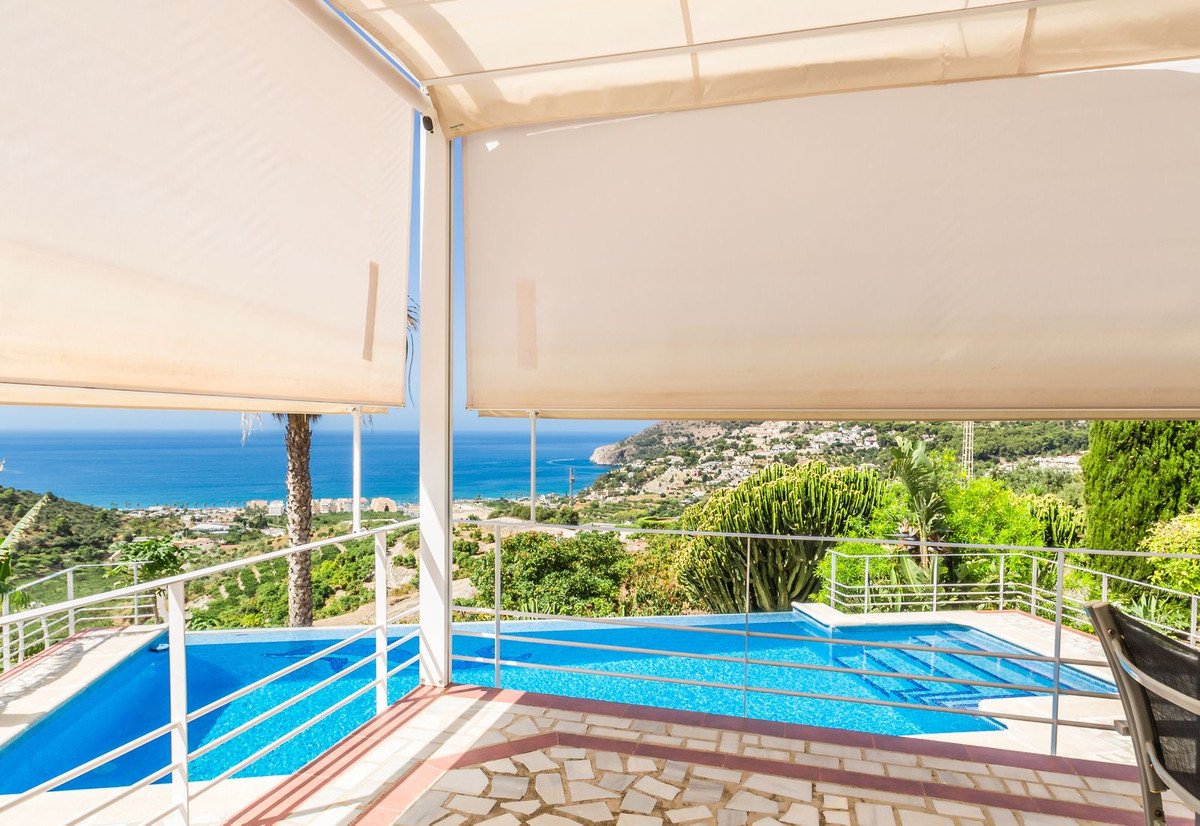 4 Bed Detached Villa in La Herradura