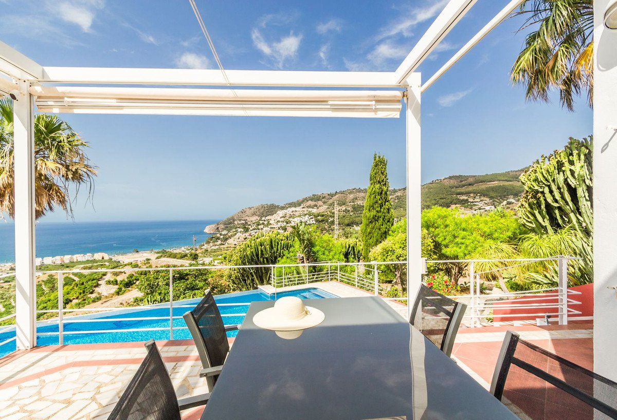 4 Bed Detached Villa in La Herradura