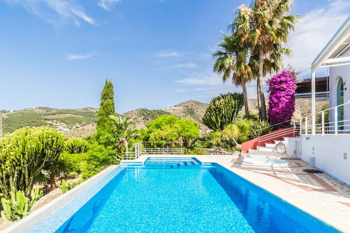 4 Bed Detached Villa in La Herradura
