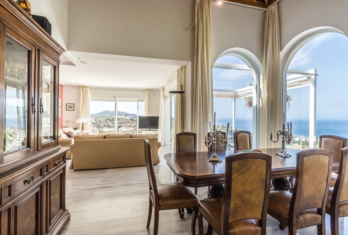 4 Bed Detached Villa in La Herradura