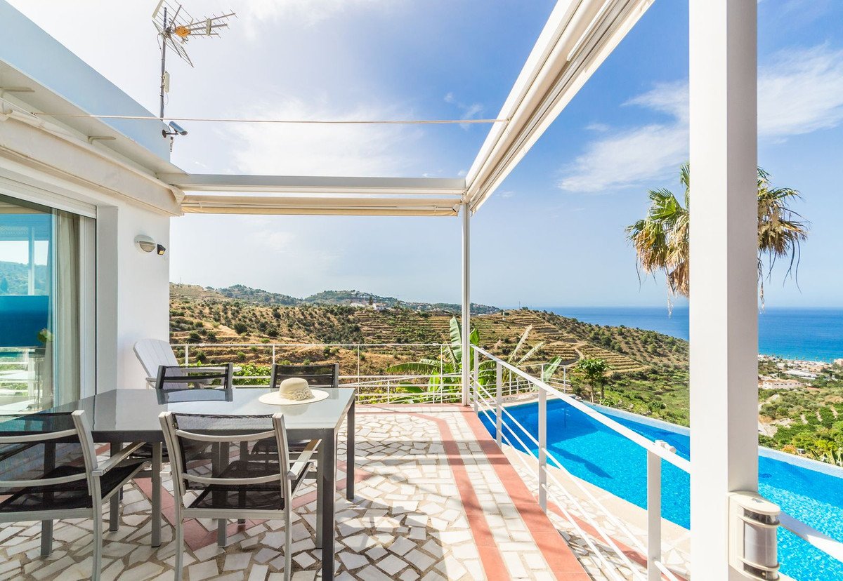4 Bed Detached Villa in La Herradura