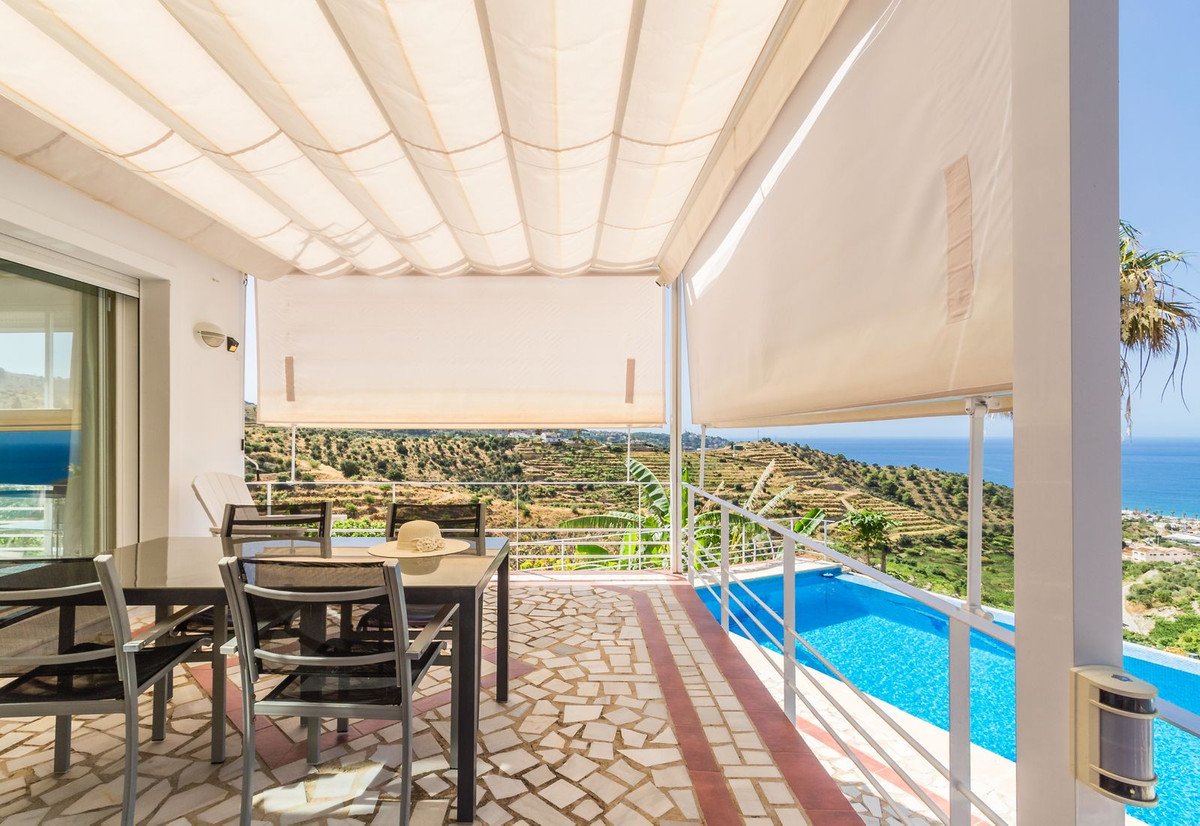 4 Bed Detached Villa in La Herradura