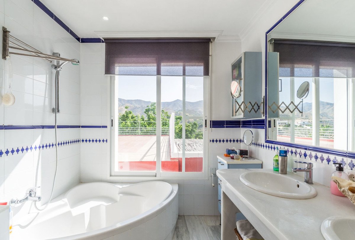 4 Bed Detached Villa in La Herradura