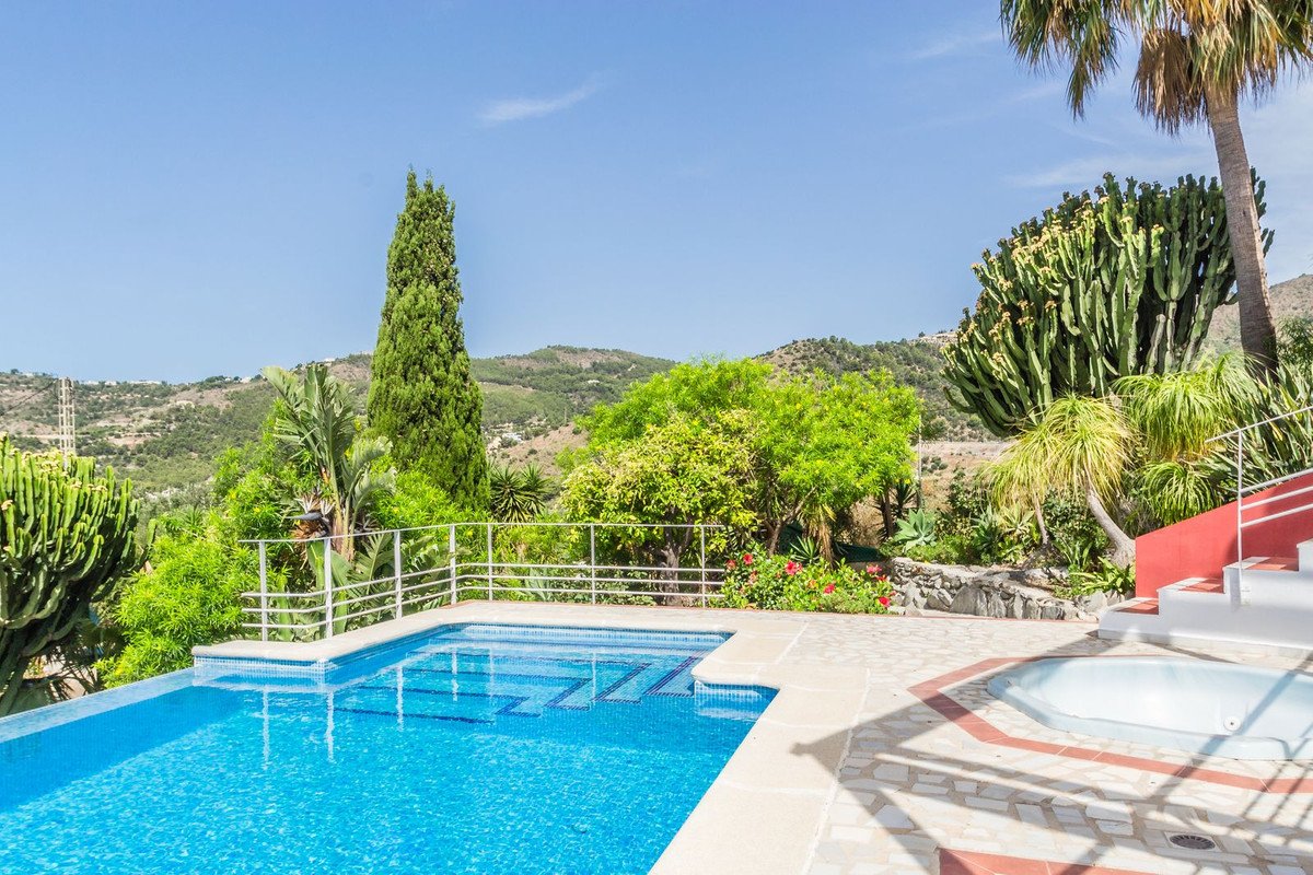 4 Bed Detached Villa in La Herradura
