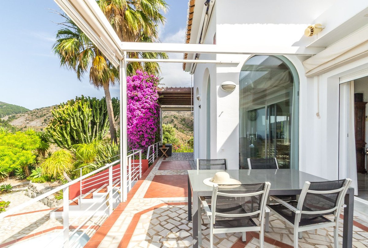 4 Bed Detached Villa in La Herradura