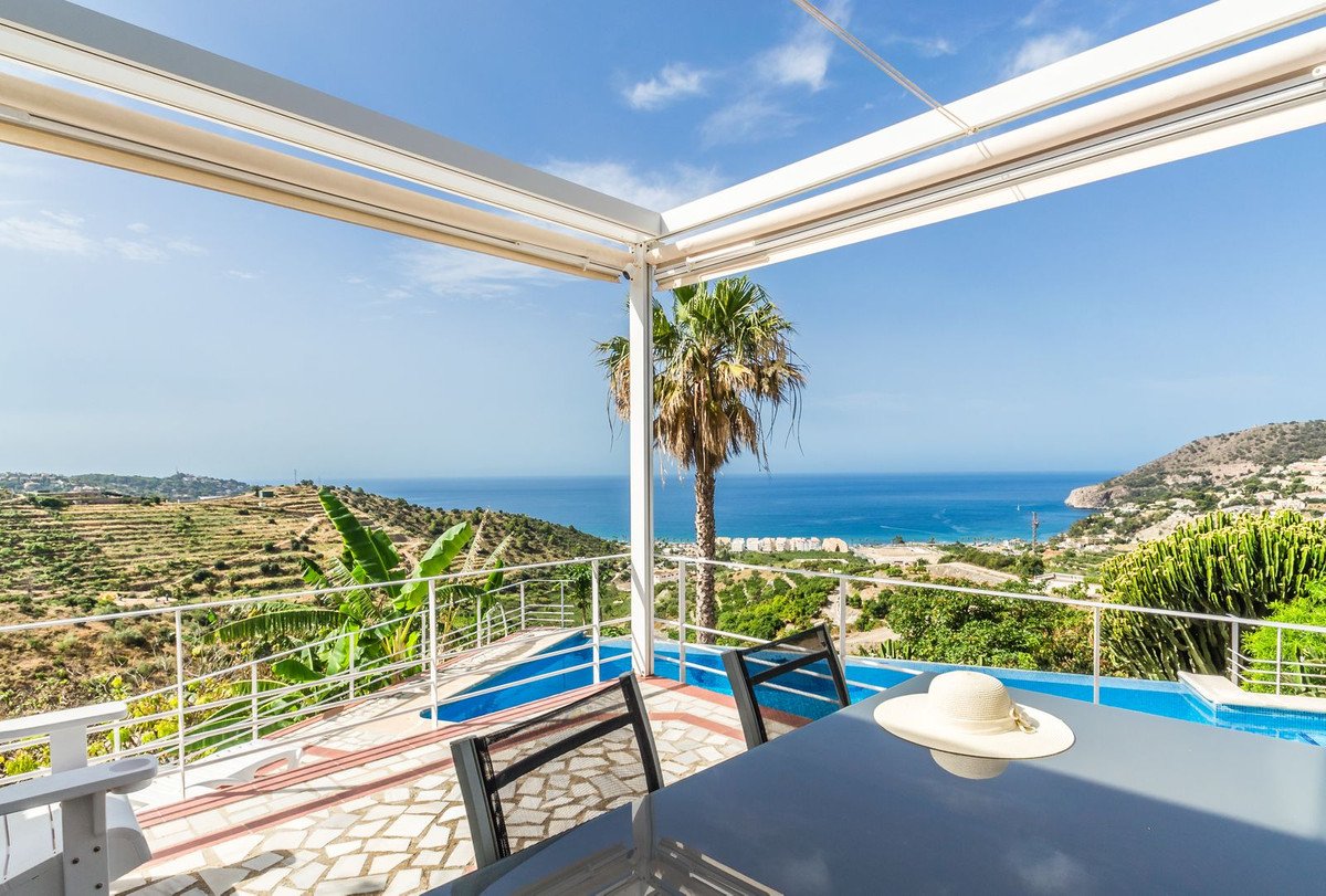 4 Bed Detached Villa in La Herradura