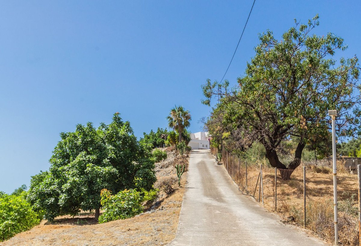 4 Bed Detached Villa in La Herradura