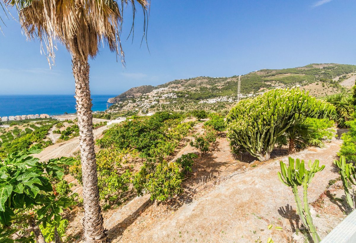 4 Bed Detached Villa in La Herradura