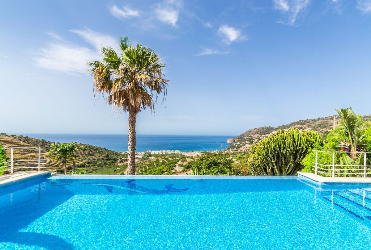 4 Bed Detached Villa in La Herradura
