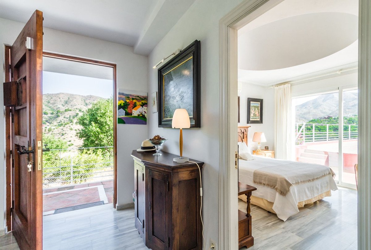 4 Bed Detached Villa in La Herradura