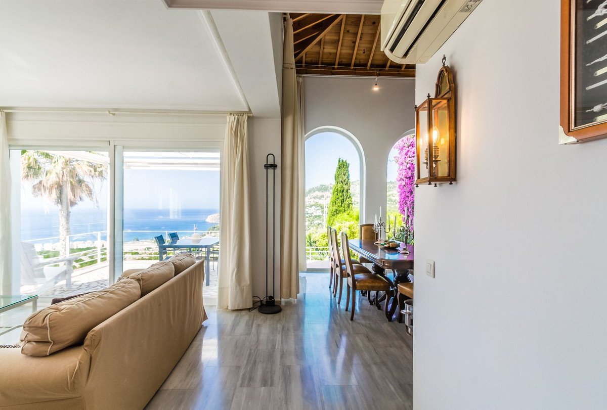 4 Bed Detached Villa in La Herradura