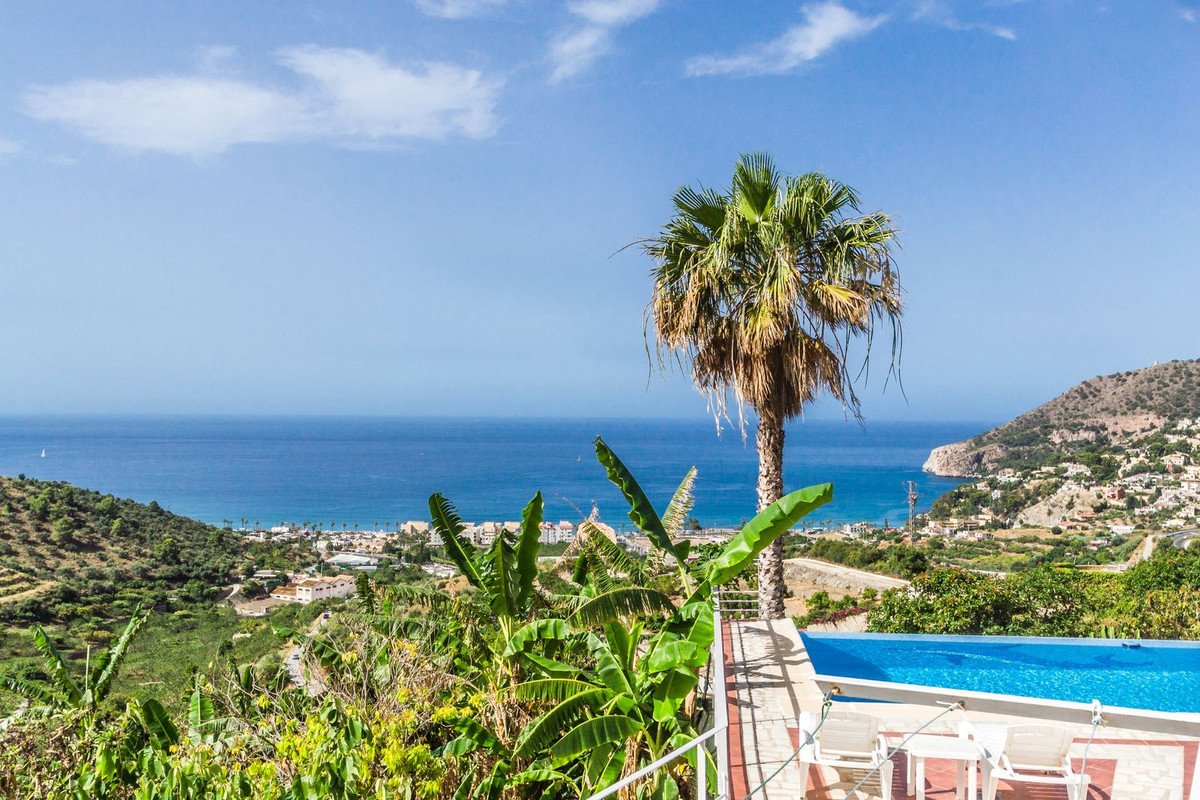 4 Bed Detached Villa in La Herradura