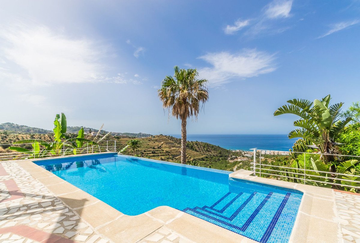 4 Bed Detached Villa in La Herradura