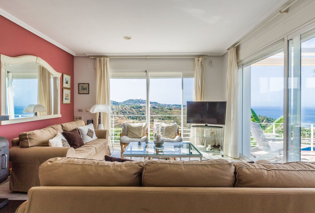 4 Bed Detached Villa in La Herradura