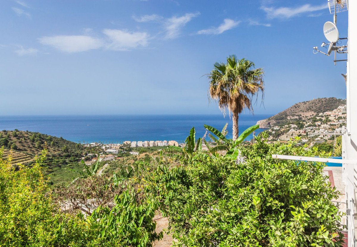 4 Bed Detached Villa in La Herradura