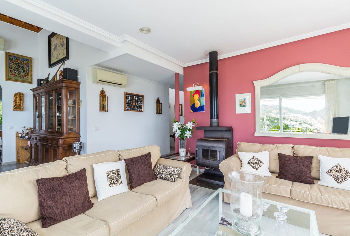 4 Bed Detached Villa in La Herradura