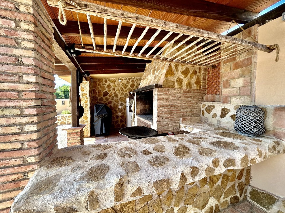 5 Bed Detached Villa in La Zenia