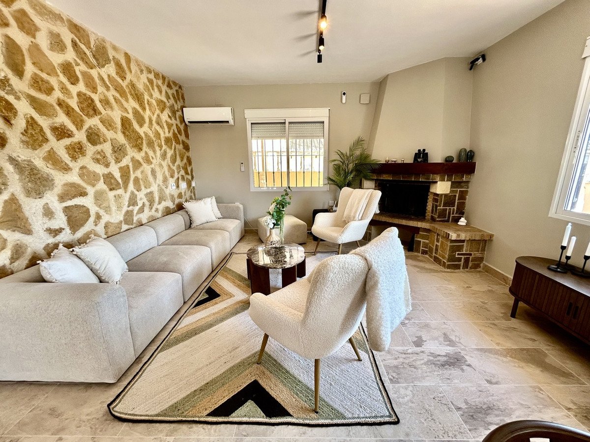 5 Bed Detached Villa in La Zenia