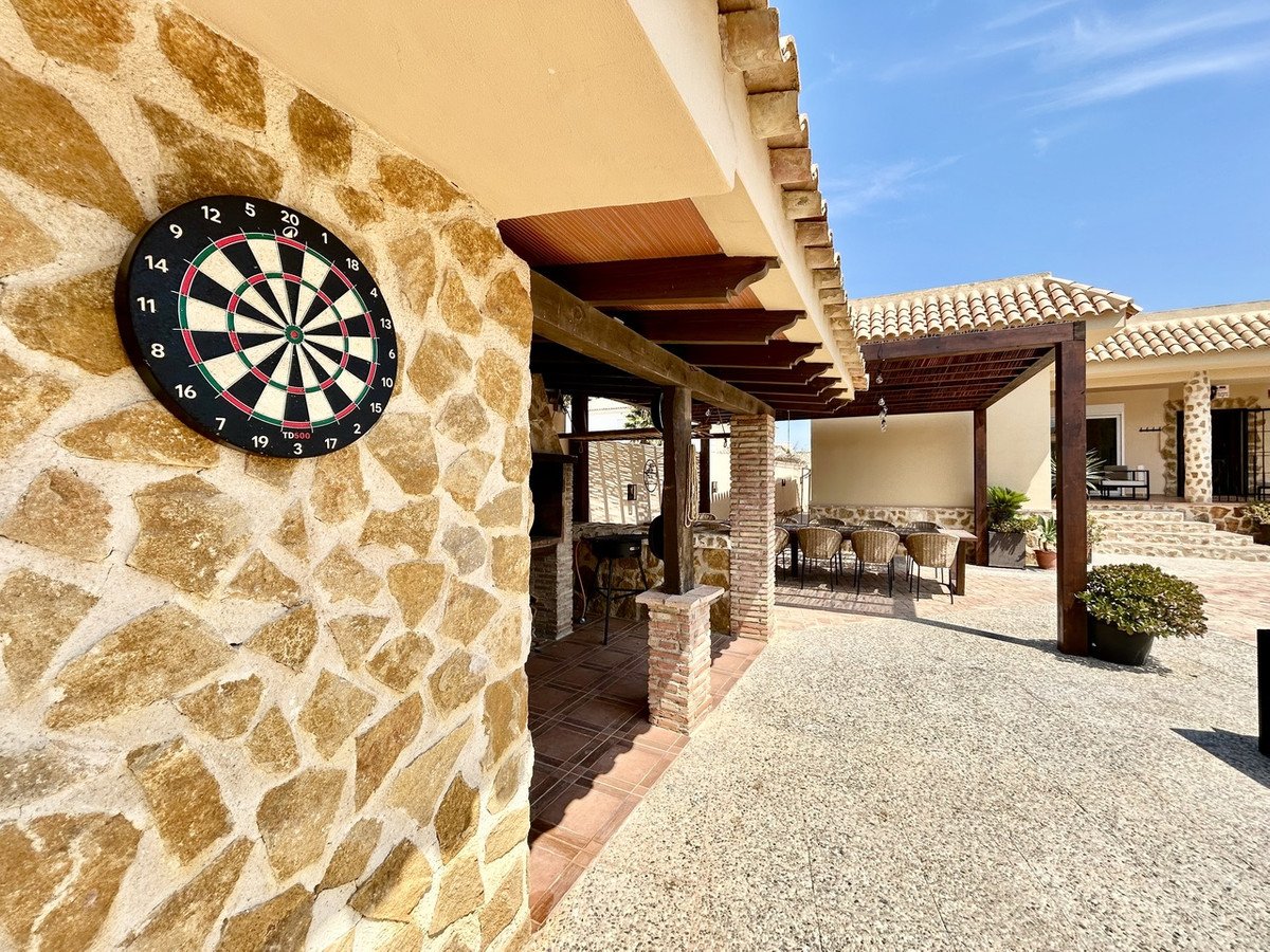 5 Bed Detached Villa in La Zenia