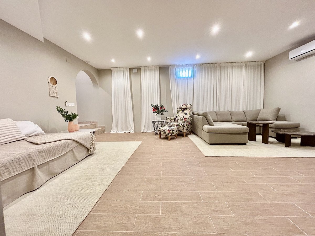 5 Bed Detached Villa in La Zenia