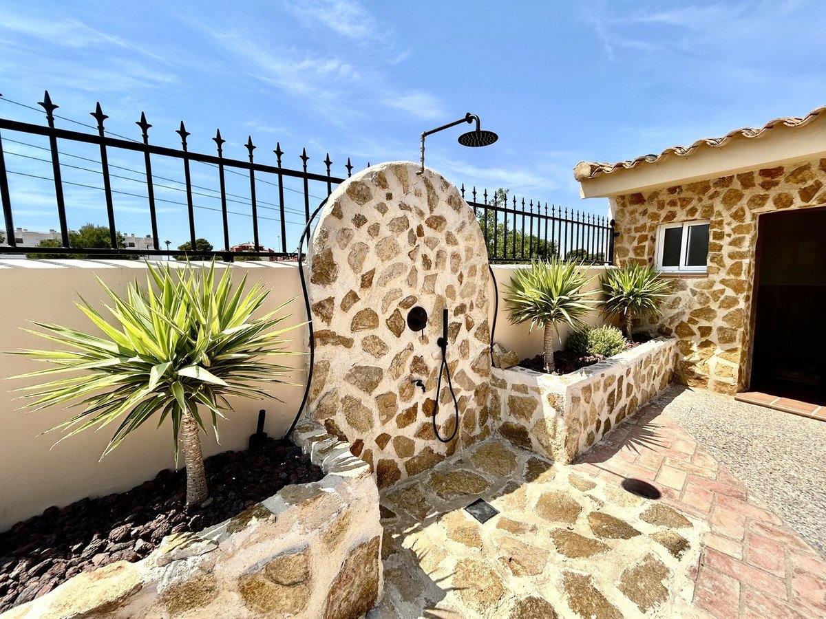 5 Bed Detached Villa in La Zenia